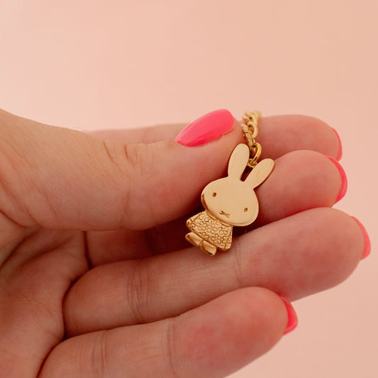 Charming Miffy Daisy Delight Bag Charm with a daisy dress and shiny gold-toned ring. Perfect as a keyring or bag accessory for Miffy enthusiasts