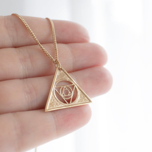 Gold Vermeil Aughra's Triangle Necklace with a 45 cm trace chain, showcasing the Eye of the superimposed suns and cosmic triangle design. A tribute to the lore of The Dark Crystal