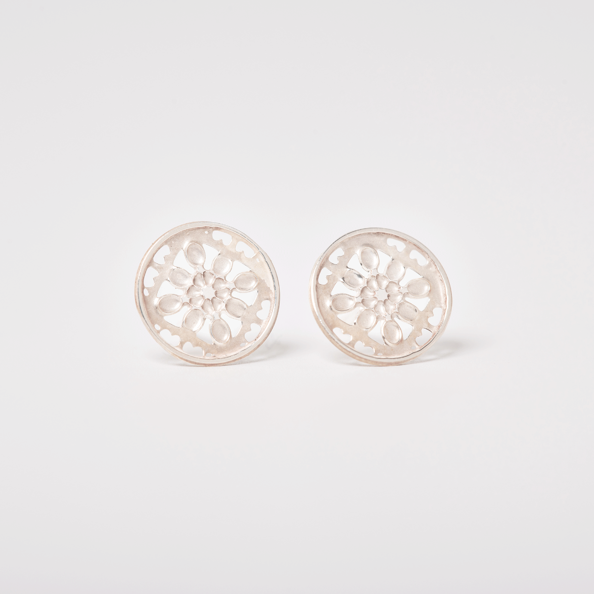 Sterling silver lace stud earrings inspired by the Elizabethan lace ruff worn by Mary Herbert in her 1590 portrait. Part of the National Portrait Gallery collection.