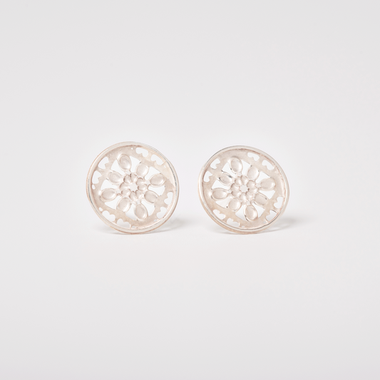 Sterling silver lace stud earrings inspired by the Elizabethan lace ruff worn by Mary Herbert in her 1590 portrait. Part of the National Portrait Gallery collection.