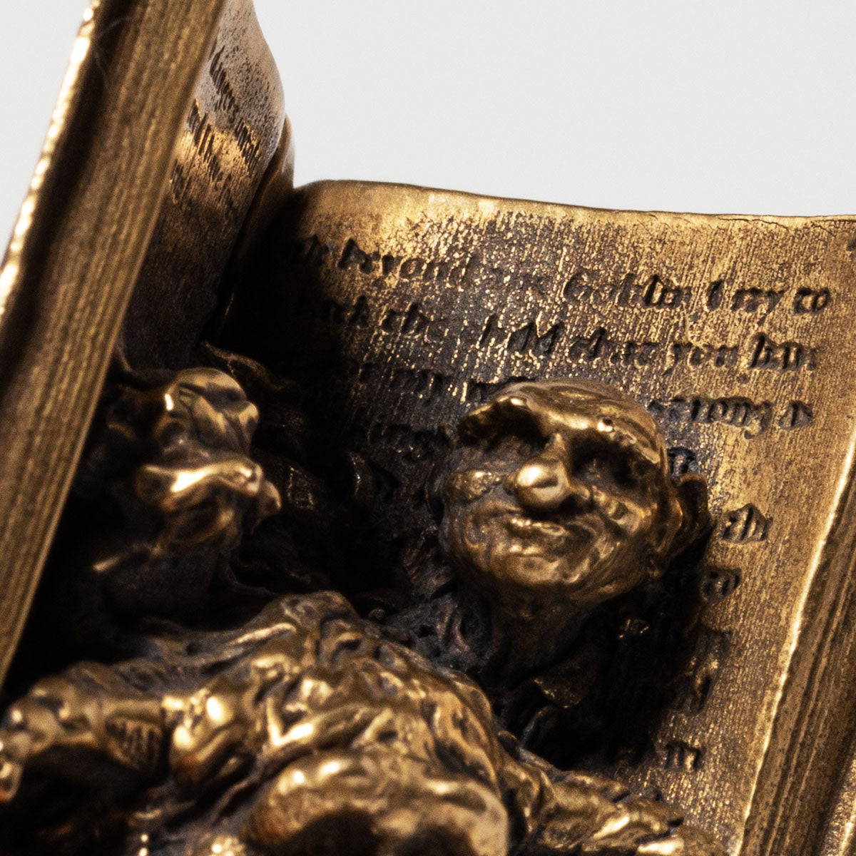 Licensed To charm Handcrafted Labyrinth Miniature Bronze Book with detailed characters Ludo, Hoggle, and Sir Didymus emerging from its pages. A nostalgic tribute to Jim Henson’s 80s fantasy classic, ideal for collectors and movie enthusiasts.