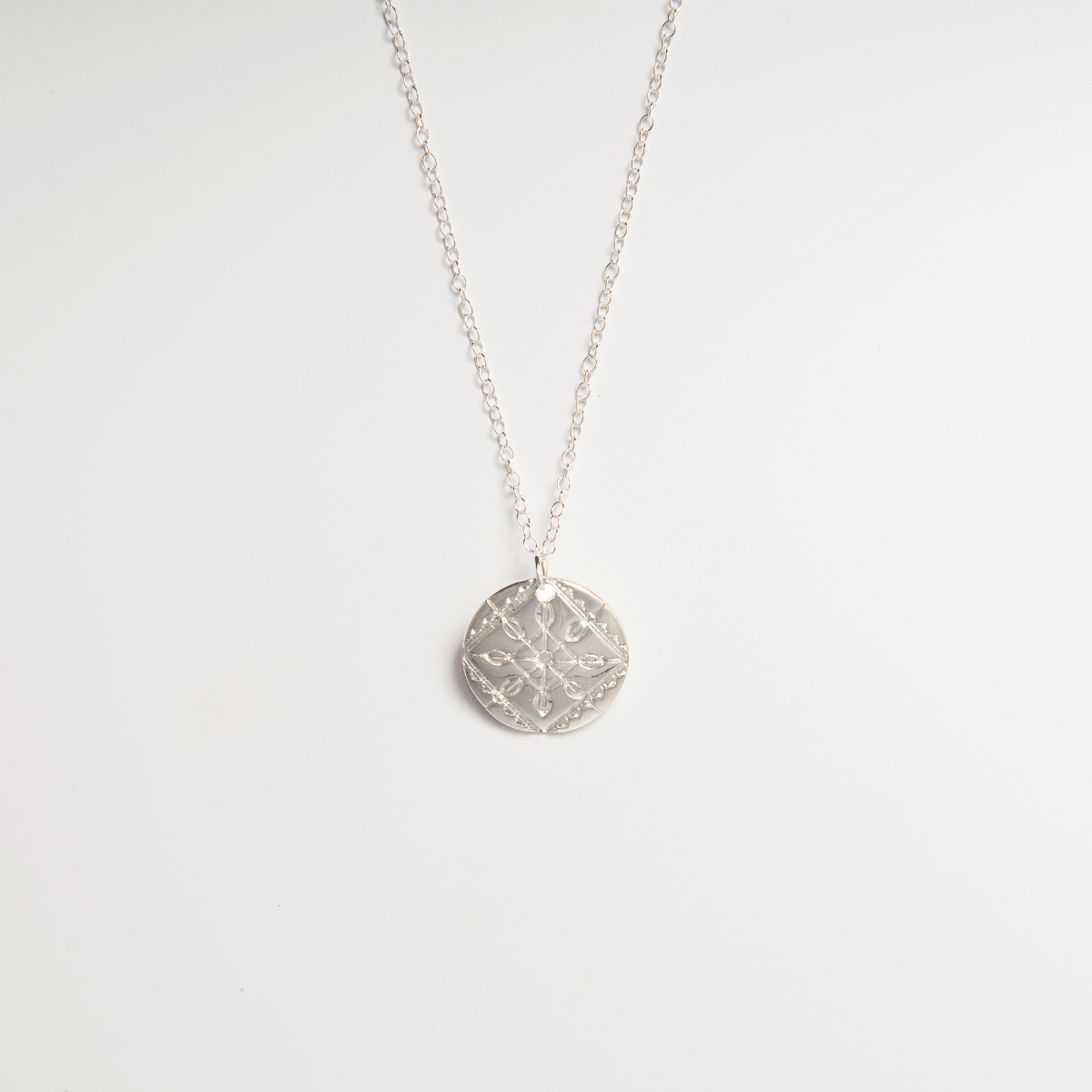 Solid Lace Necklace in sterling silver, featuring an etched lace pattern inspired by Mary Herbert’s ruff, part of the National Portrait Gallery collection.