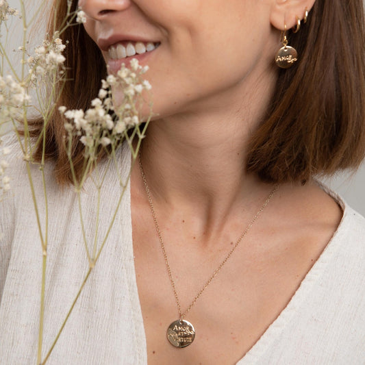 Front view of the Amor et Virtute Necklace in 18ct gold vermeil, featuring an engraved polished disc pendant with “Amor et Virtute” inscription.