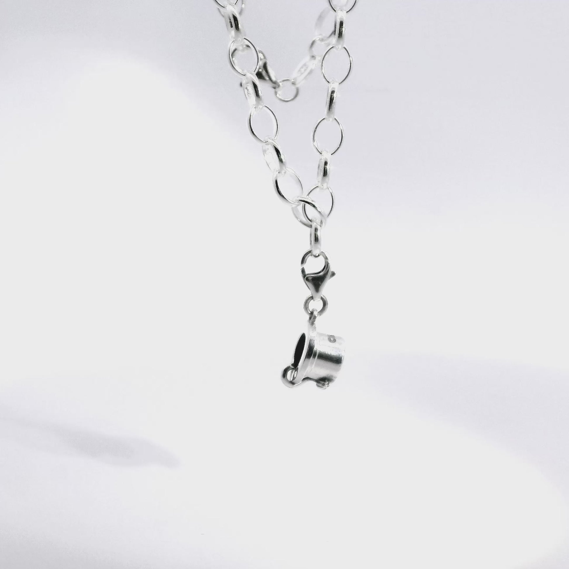 Detailed sterling silver bracelet with Moominpappa’s Top Hat charm, perfect for fans of the wise and adventurous Moomin character.